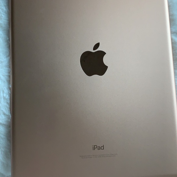 SOLD 🤍 IPad Pro 12.5in - Picture 2 of 5